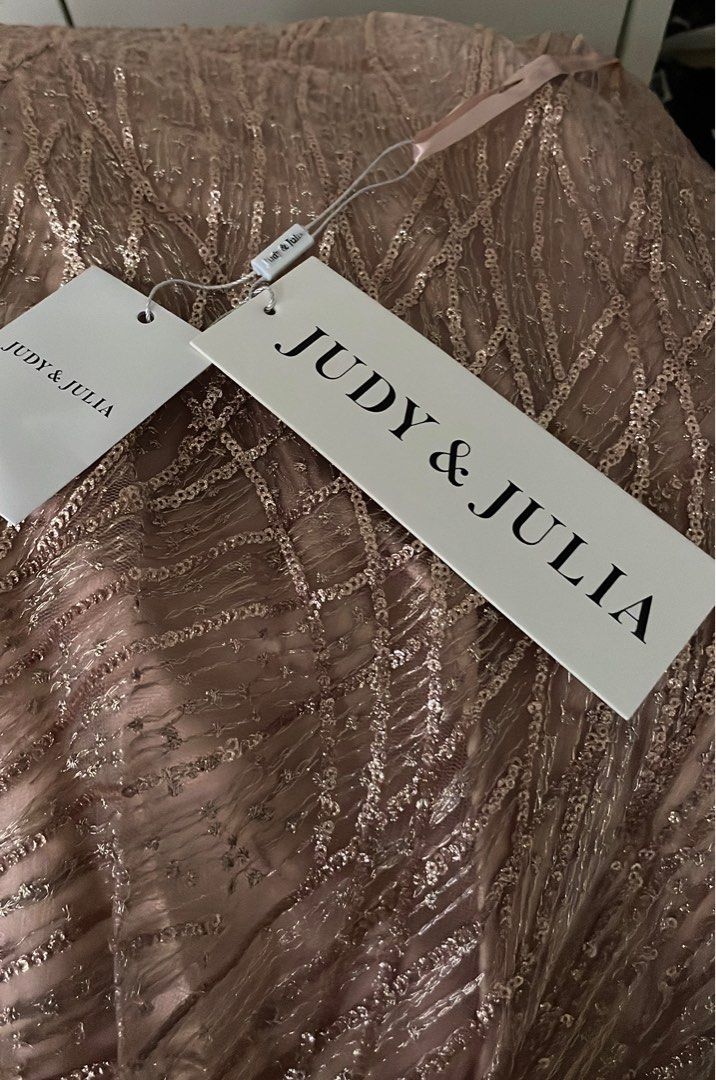 Judy & Julia晚裝 （分類：晚裝）位於 Hong Kong。 由 benicetoo 提交（商品編號 1244063796，圖片 2）。簡介： 全新。100% New!! 香檳金色 US12碼 Bust胸圍96-98cm Waist腰圍80cm。