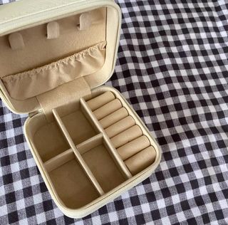 (Category: ) located in . Submitted by curatedyanapreloved (Listing ID 1243927809, Image 1). Description: .