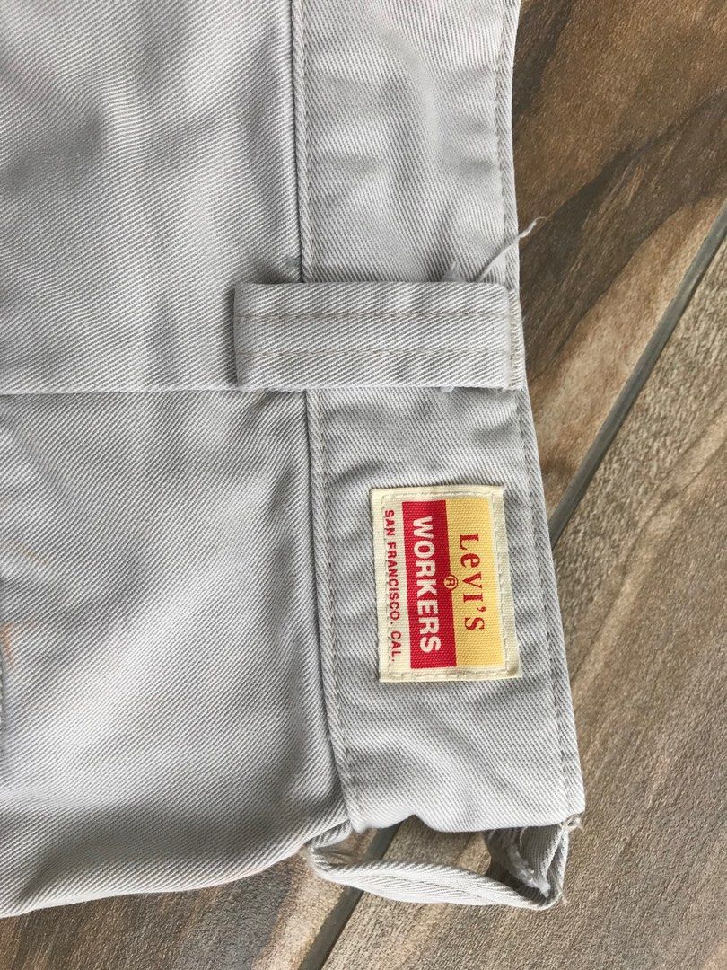 LEVIS (Category: Chinos) located in Bangi. Submitted by Minerva_303 (Listing ID 1244019151, Image 3). Description: Levis worker pinggang 32 labuh 42.5 ** NETT PRICE : RM 50.00 siap pos **.