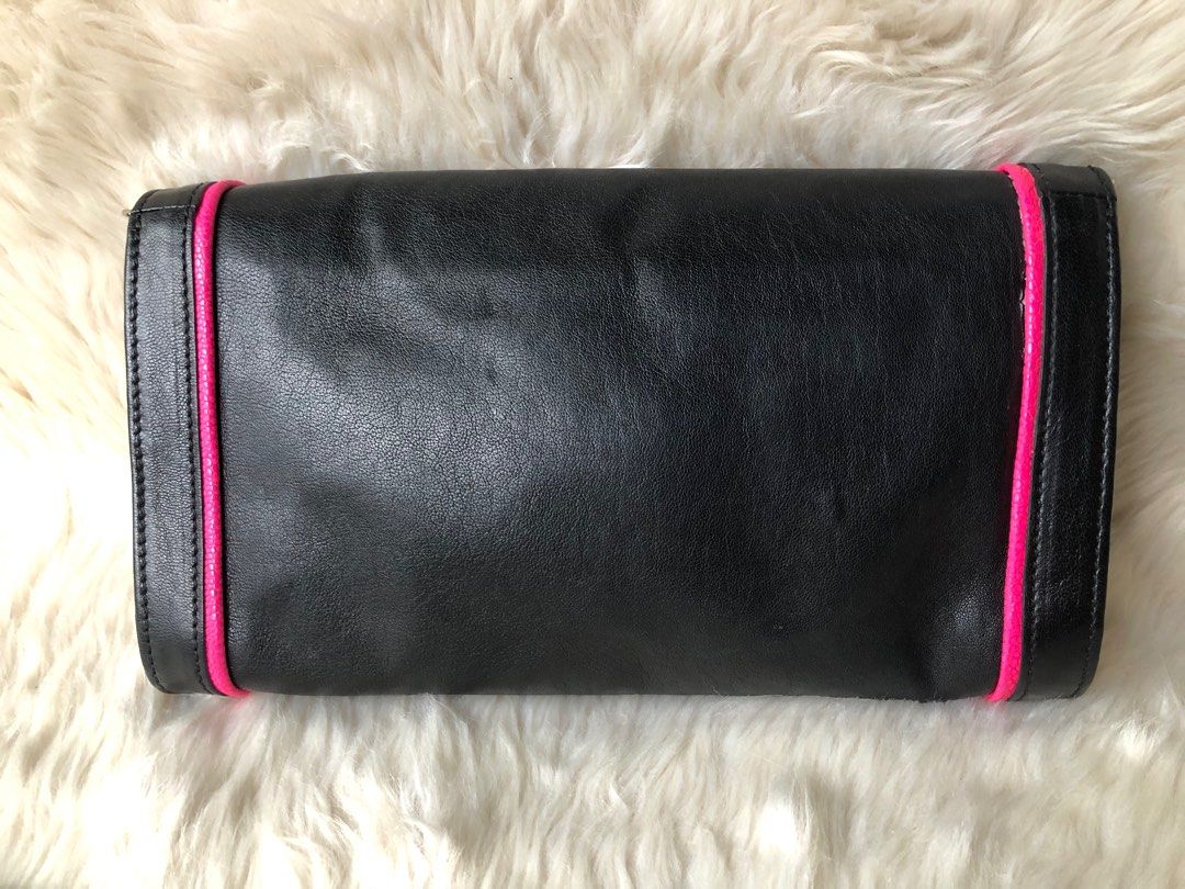 LONGCHAMP CLUTCH/SHOULDER BAG (Category: Luxury Bags & Wallets) located in Naga. Submitted by shieshop (Listing ID 1243998686, Image 3). Description: Original Longchamp leather clutch/shoulder bag from Japan With carecard and dustbag Minimal sign of usage Super sale from 4500 to 3k.