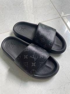 L O U I S V U I T T O N Paseo Slides - Black fur with rubber sole  (excellent condition) Size 41 Price $850