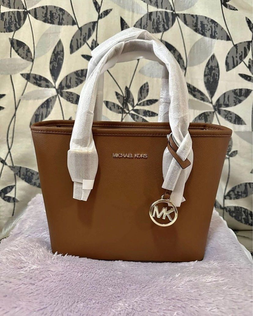 Michael Kors Jet Set Travel Medium Saffiano Leather Top-Zip Tote Bag,  Luxury, Bags & Wallets on Carousell