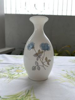 Rare Wedgwood "Ice Rose" 12.5cm Vase