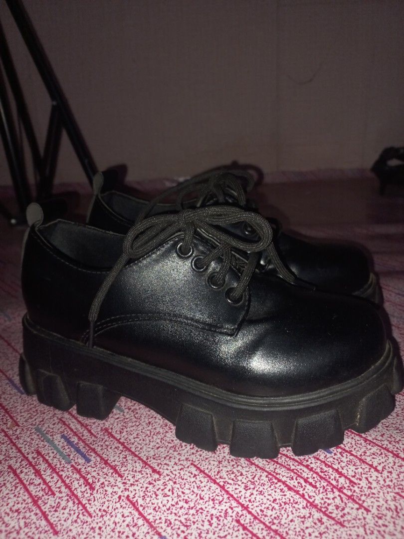 SEPATU DOCMART MERK SOVELLA on Carousell