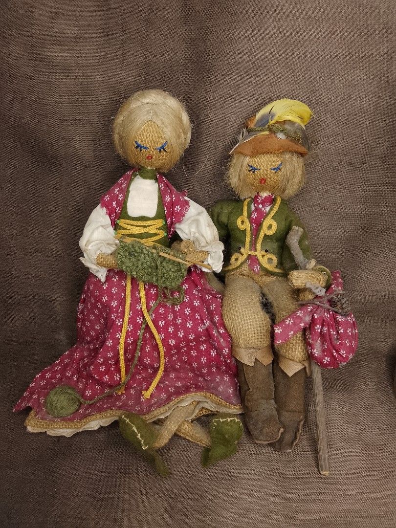 Sitting Old couple Art Crafts 8.5" (Category: Other Home Decor) located in Manila. Submitted by peebeees (Listing ID 1244071756, Image 3). Description: 8x8.5" needs dusting ,cleaning item will be transported from our house in Marilao to our shop in QC pick up thru Lalamove pin landmark Balingasa Health center 09275377489 we do bus shipping ,J&T pick up ,LBC Schedule of shipping every Saturday. MOP: Gcash,bdo,bpi,metrobank these are all preloved i