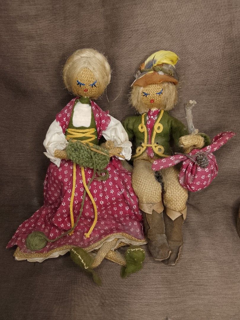 Sitting Old couple Art Crafts 8.5" (Category: Other Home Decor) located in Manila. Submitted by peebeees (Listing ID 1244071756, Image 1). Description: 8x8.5" needs dusting ,cleaning item will be transported from our house in Marilao to our shop in QC pick up thru Lalamove pin landmark Balingasa Health center 09275377489 we do bus shipping ,J&T pick up ,LBC Schedule of shipping every Saturday. MOP: Gcash,bdo,bpi,metrobank these are all preloved i