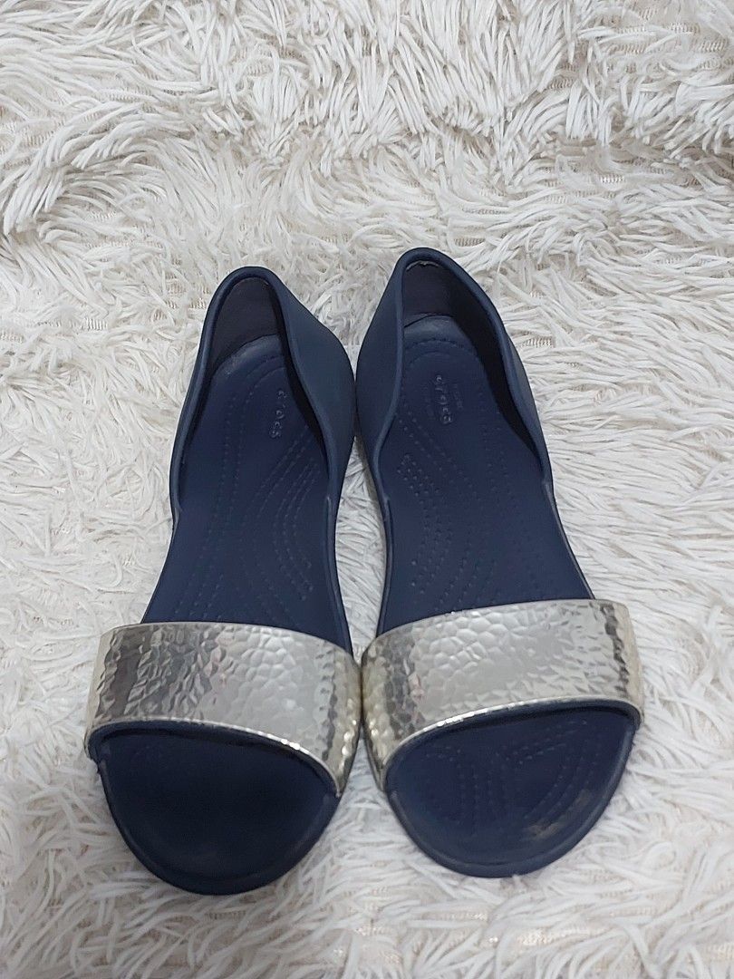 Size w6 231 2 cm original preloved crocs for adult. Women s