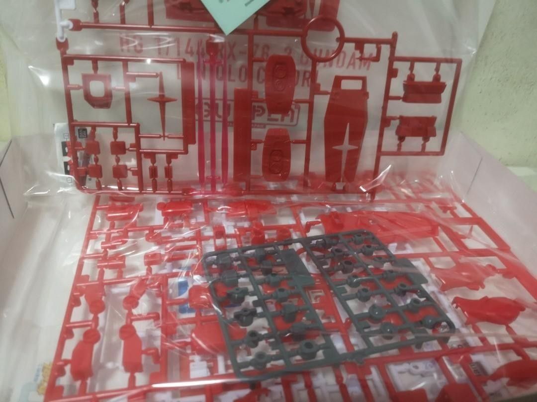 Uniqlo x Gundam collection hg Model kit Gunpla Rx78 mobile suit Gundam