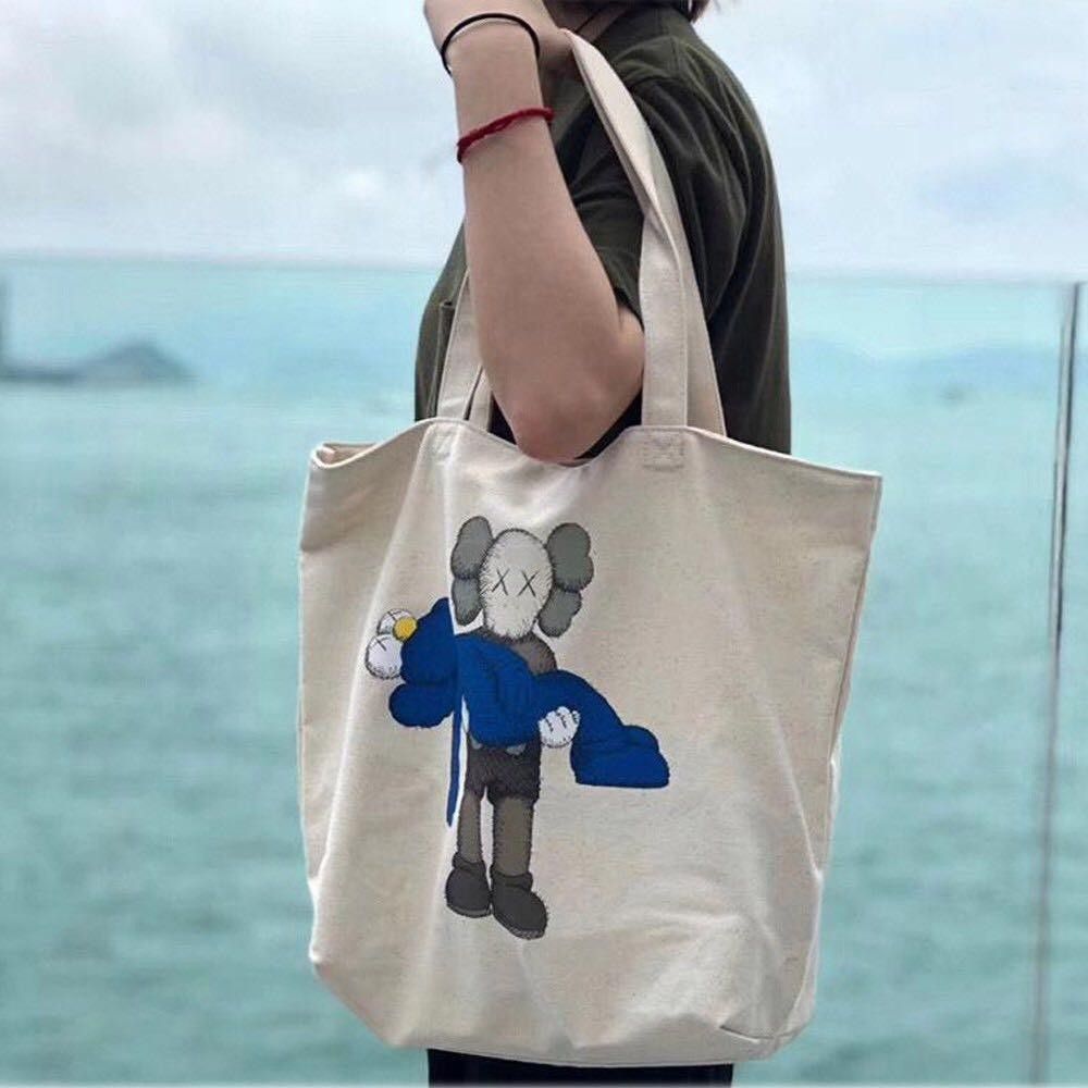 Tote bag best sale uniqlo kaws
