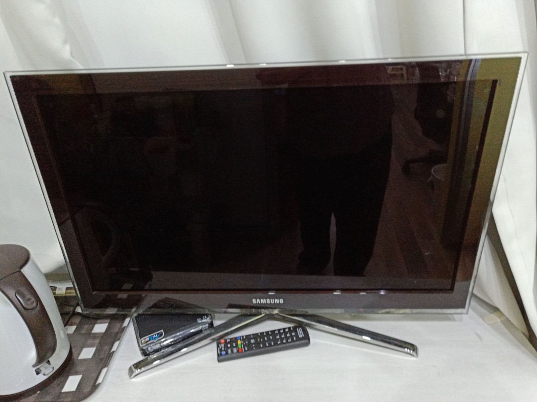 used Samsung tv (non digital) 32" screen full set with settop box and
