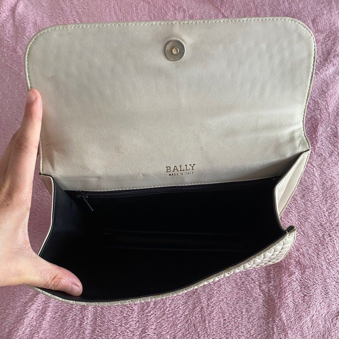 Vintage Bally Top Handle Bag (Category: Luxury Bags & Wallets) located in Dasmarinas. Submitted by shop.ysaa (Listing ID 1243947632, Image 3). Description: .