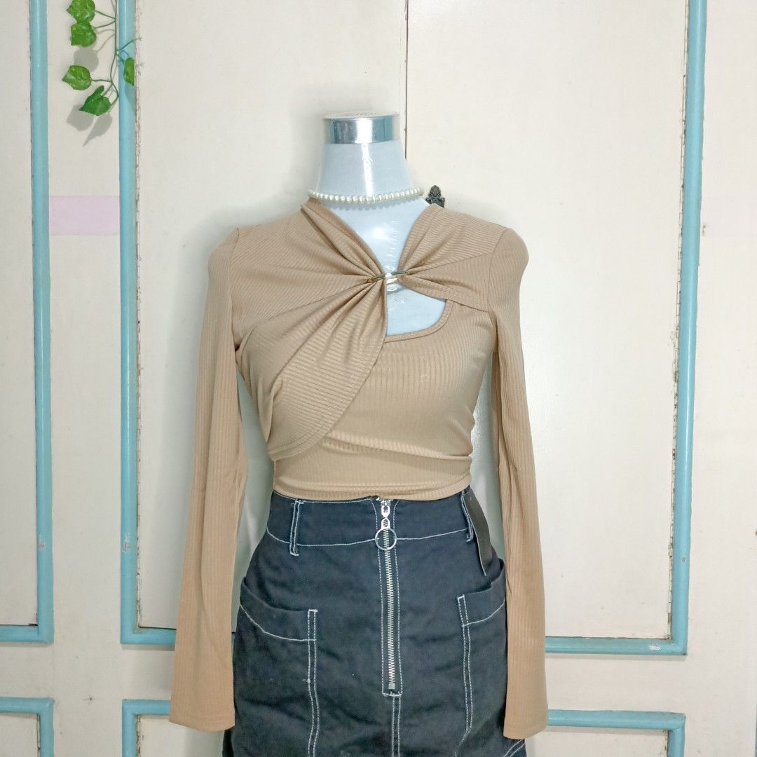 Y2k Longsleeve Brandnes (Category: Longsleeves) located in Cabanatuan. Submitted by 4zenith (Listing ID 1243992231, Image 1). Description: Small on tag can fit to xs-s only.