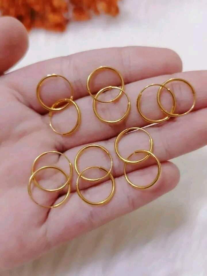 18K gold loop earring (Category: Earrings) located in Cainta. Submitted by krissssh (Listing ID 1240609649, Image 2). Description: 10 loop earring Cutting/plain.