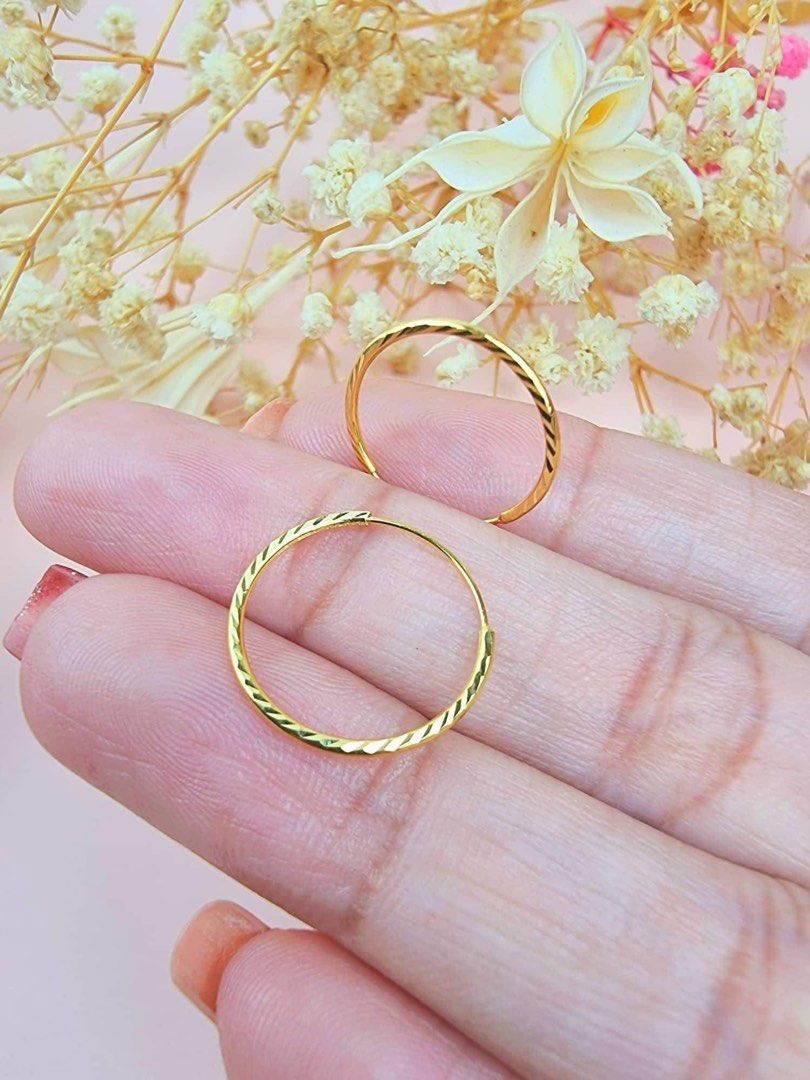 18K Gold loop earring Cutting (Category: Earrings) located in Cainta. Submitted by krissssh (Listing ID 1240608643, Image 2). Description: 15mm loop earring Cutting 18k saudi gold 💯 pawnable .