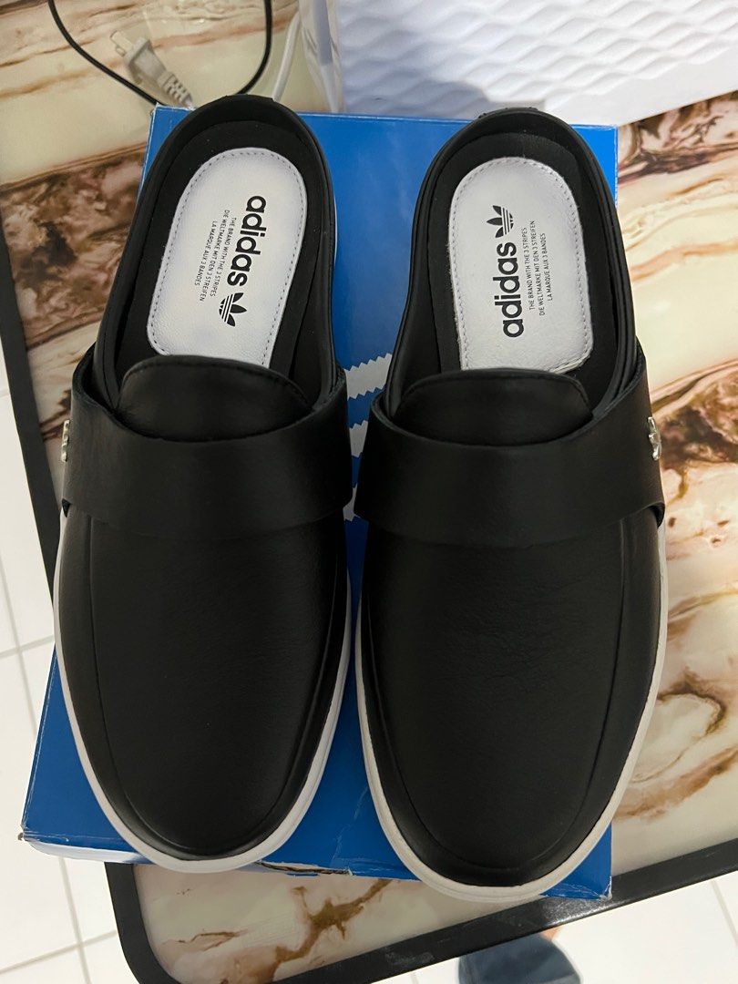 ADIDAS YAQUINA slip on.SIZE 6.5 U.S.A. Brand new but there is dirt