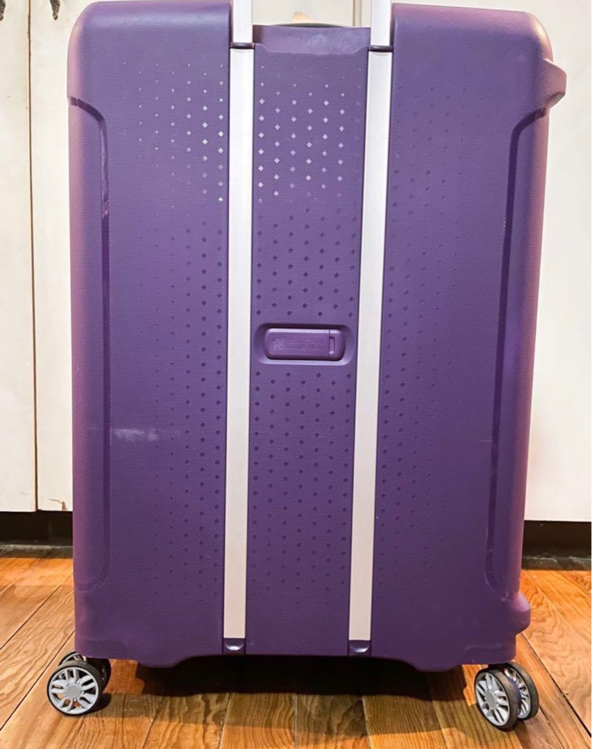American tourister medium size, Hobbies & Toys, Travel, Luggage on