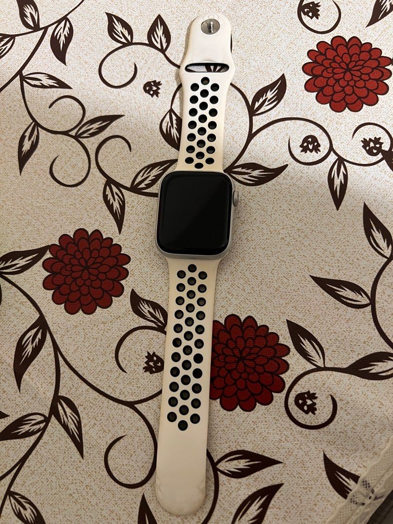 White nike apple hotsell watch series 4