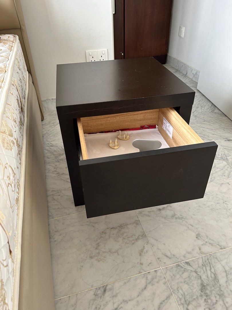 Bedside table (Category: Tables & Sets) located in Singapore. Submitted by jordax (Listing ID 1240646333, Image 2). Description: Width: 45cm Length: 45cm Height: 45cm Simmons brand .