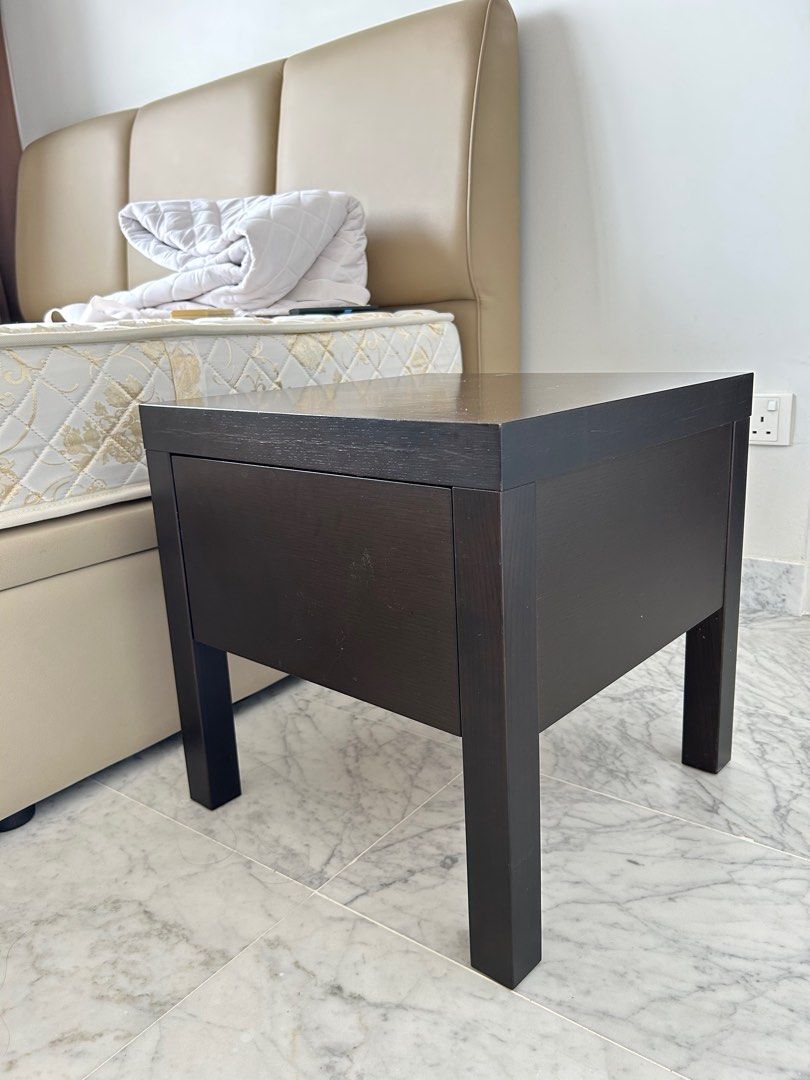 Bedside table (Category: Tables & Sets) located in Singapore. Submitted by jordax (Listing ID 1240646333, Image 1). Description: Width: 45cm Length: 45cm Height: 45cm Simmons brand .