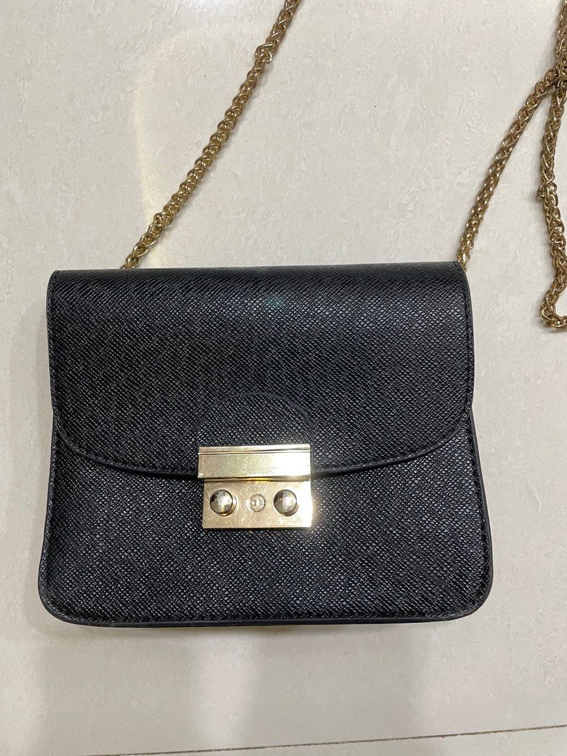 Gold chain deals black crossbody bag