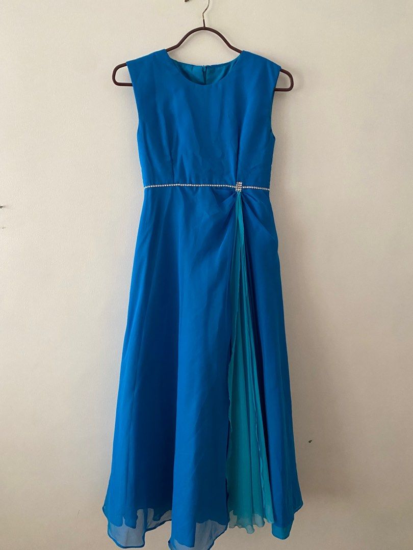 blue a-line gown (Category: Evening dresses & gowns) located in Malolos. Submitted by beasarchive (Listing ID 1240605694, Image 3). Description: blue a-line gown ✿ used once (dry cleaned after use) ✿ small flaw shown in last photo ✿ measurements: bust: 30" waist: 25" to 26" strap to hem: 46".