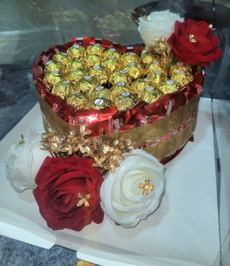 Gubahan fresh flowers+chocolate For more info contact Jeen…