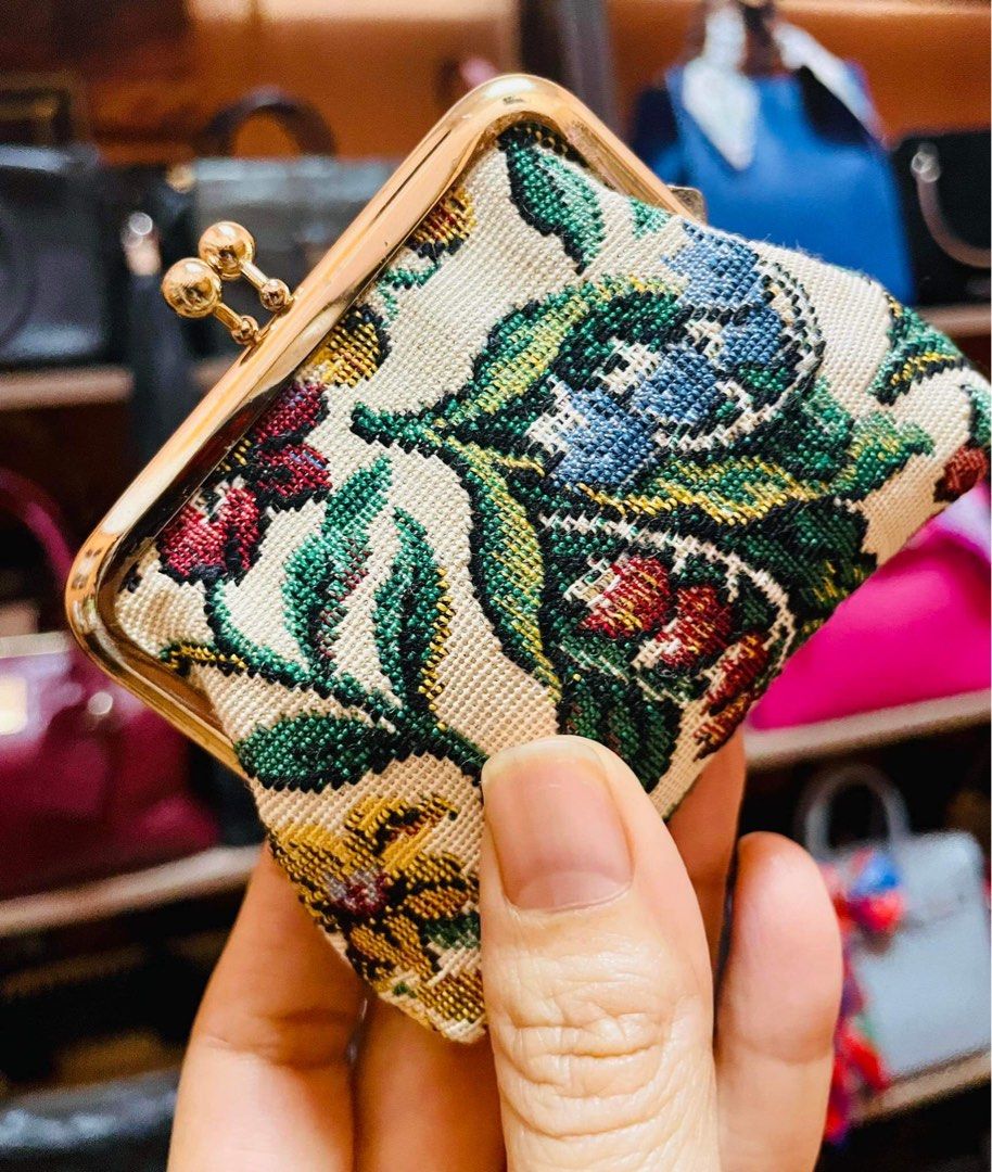 Amazon.com: Signare Tapestry Double Pocket Change Pouch Kiss lock Coin Purse  for Women With William Morris Golden Lily Design (FRMP-GLILY) : Clothing,  Shoes & Jewelry