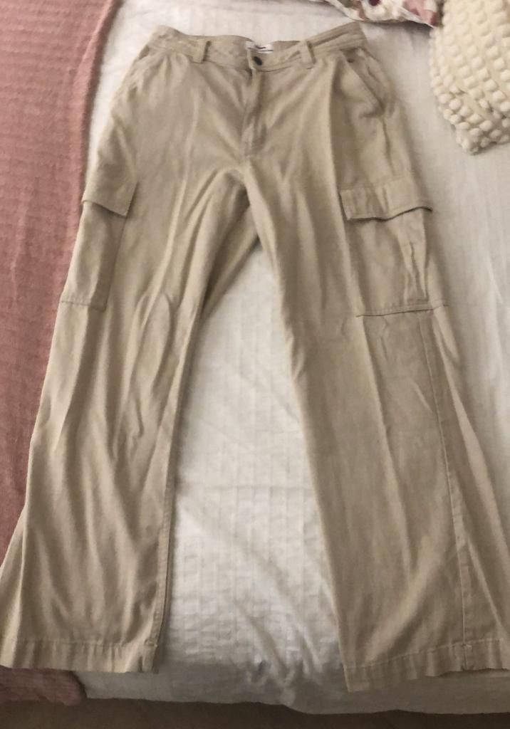 Cotton On cargo pants (Category: Other Bottoms) located in Singapore. Submitted by aristotledear (Listing ID 1240722808, Image 1). Description: .