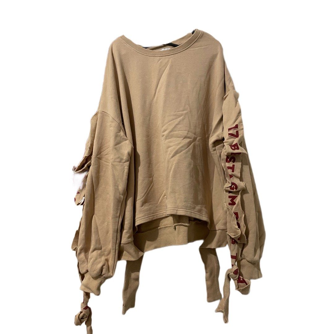 Cropped pullover (Category: Coats, Jackets and Outerwear) located in Rizal. Submitted by declutterwsky (Listing ID 1240726429, Image 1). Description: .
