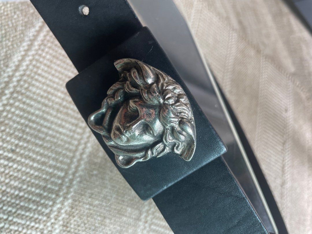 Gianni Versace vintage leather belt, 名牌, 飾物及配件- Carousell