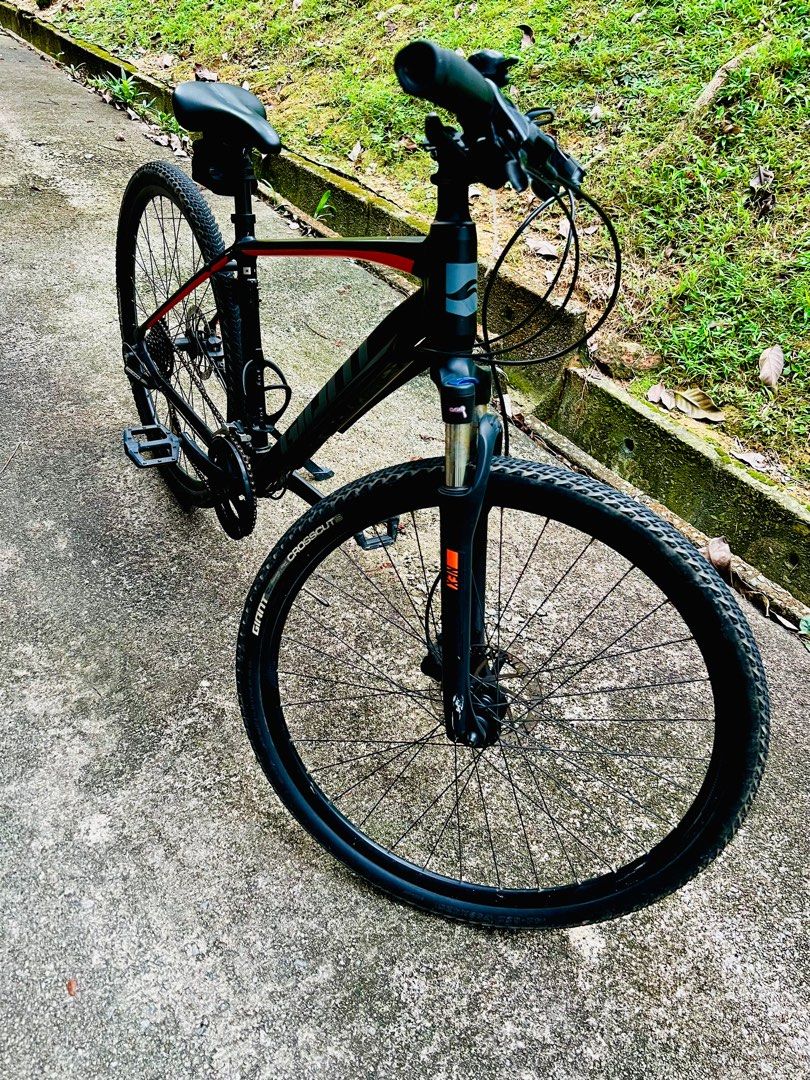 Giant roam 3 discount hybrid bike 2019