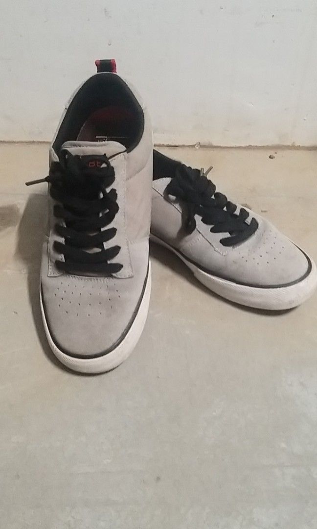 Globe clearance skate shoe