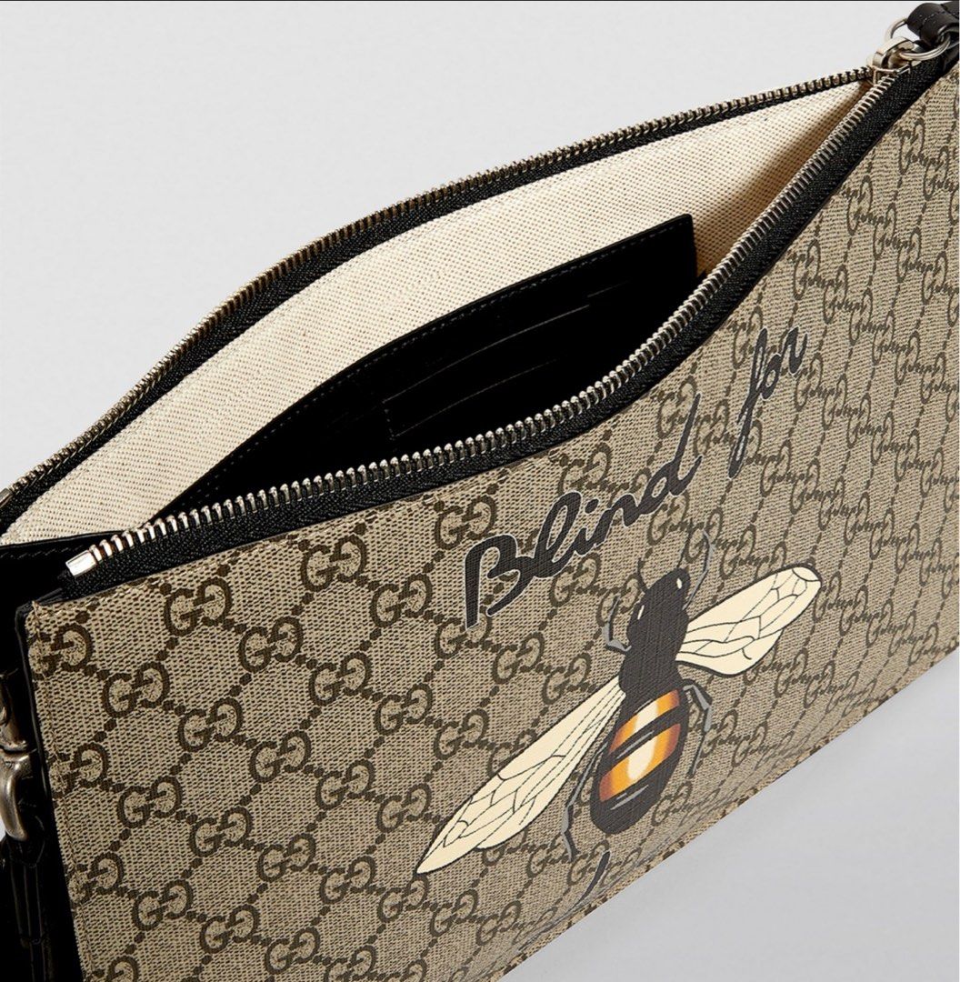 Gucci bee print gg supreme sale pouch