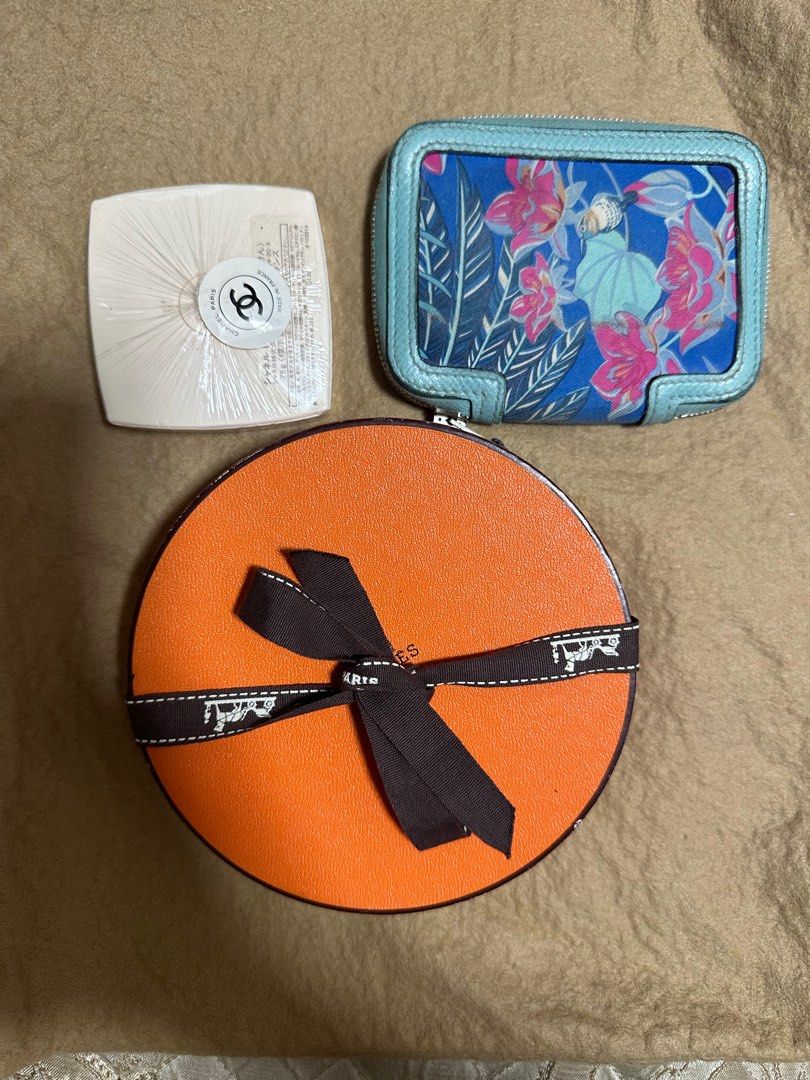 Hermes bundle (Category: Luxury Bags & Wallets) located in General Santos City (Dadiangas). Submitted by joytayaba (Listing ID 1240645976, Image 1). Description: Bundle hermes compact wallet and perfume woth chanel soap.