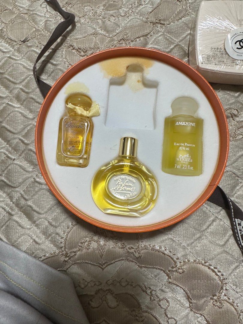 Hermes bundle (Category: Luxury Bags & Wallets) located in General Santos City (Dadiangas). Submitted by joytayaba (Listing ID 1240645976, Image 3). Description: Bundle hermes compact wallet and perfume woth chanel soap.