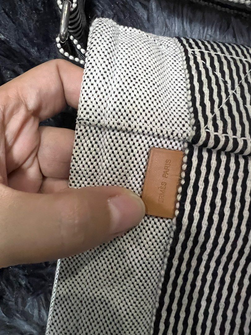 Hermes Herline canvas cross body bag (Category: Luxury Bags & Wallets) located in Manila. Submitted by mycloset.avi.lt (Listing ID 1240750596, Image 2). Description: Clean no flaws.