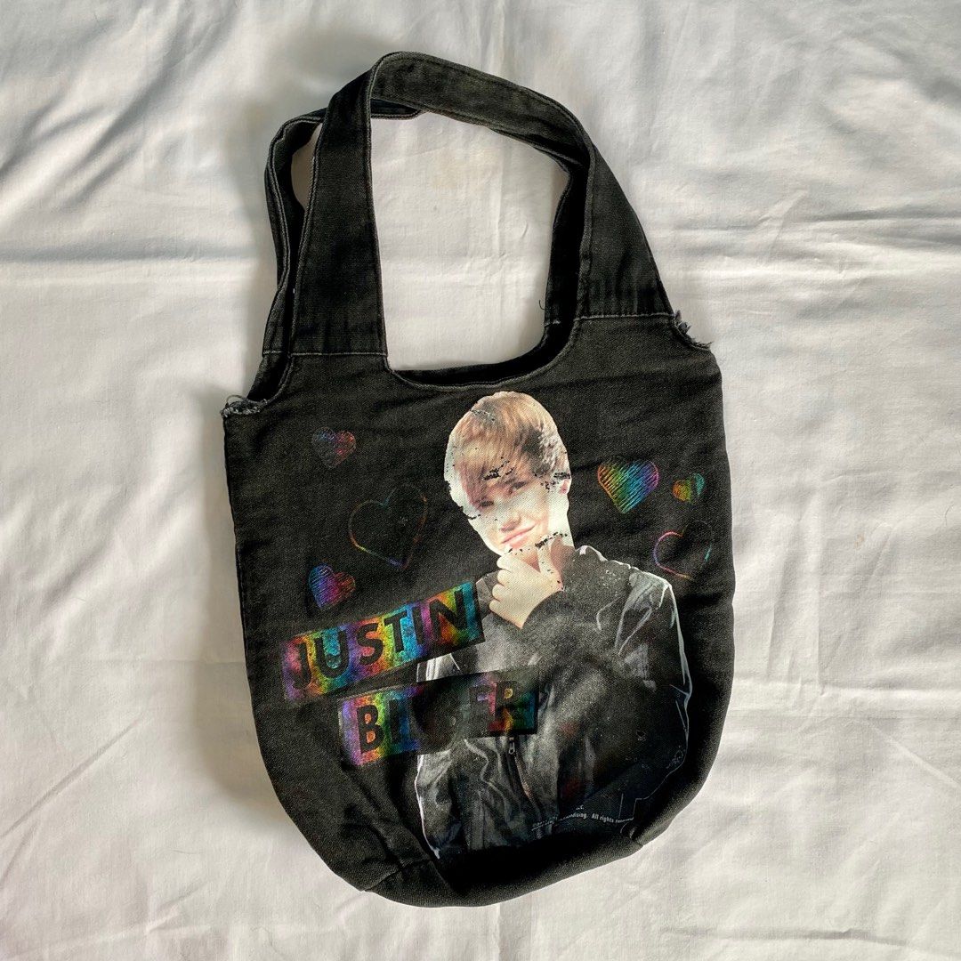 justin bieber bag (Category: Shoulder Bags) located in Cavite. Submitted by heykth (Listing ID 1240650003, Image 1). Description: may mga cracks na yung print .