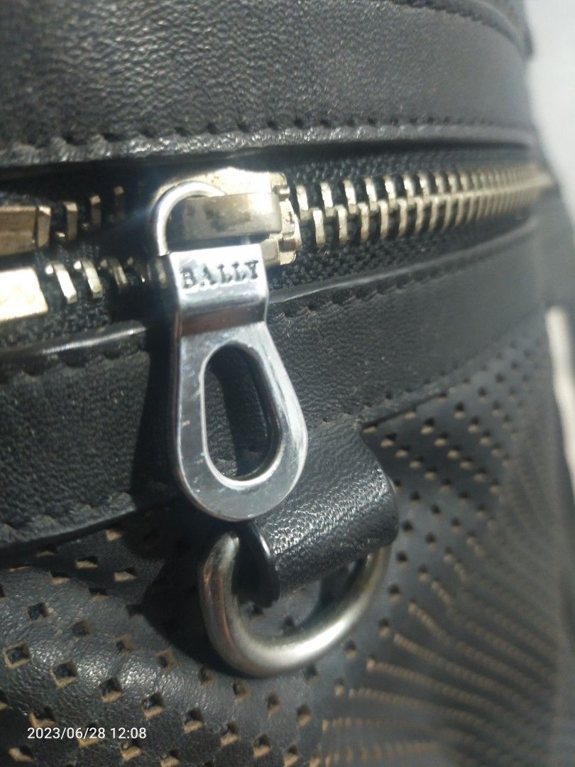 LEATHER DOCUMENT BAG (Category: Briefcases) located in Antipolo. Submitted by simpleluxuries (Listing ID 1240787034, Image 3). Description: ‼️CLOSET CLEARANCE ‼️ PLEASE CHECK PICTURES FOR DETAILS OR YOU MAY SEND MESSAGE FOR ADDITIONAL CONCERNS. ‼️AUTH NOT GUARANTEED‼️ ISSUE: MISSING SLING PLEASE MANAGE EXPECTATIONS AS THIS IS PREOWNED. PAYMENT FIRST PO TAYO ☺️ SHIPPING FEE ON BUYER'S ACCOUNT MOP: GCASH / BPI TRANSFER COURIER: J&T / LBC ‼️RFS: NEE