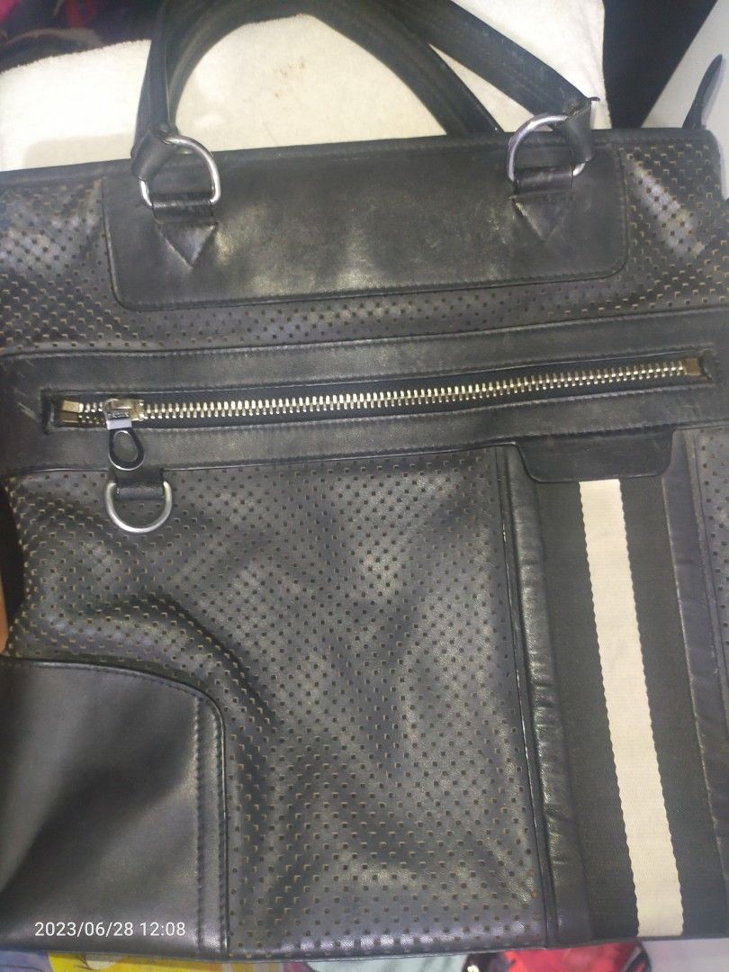 LEATHER DOCUMENT BAG (Category: Briefcases) located in Antipolo. Submitted by simpleluxuries (Listing ID 1240787034, Image 2). Description: ‼️CLOSET CLEARANCE ‼️ PLEASE CHECK PICTURES FOR DETAILS OR YOU MAY SEND MESSAGE FOR ADDITIONAL CONCERNS. ‼️AUTH NOT GUARANTEED‼️ ISSUE: MISSING SLING PLEASE MANAGE EXPECTATIONS AS THIS IS PREOWNED. PAYMENT FIRST PO TAYO ☺️ SHIPPING FEE ON BUYER'S ACCOUNT MOP: GCASH / BPI TRANSFER COURIER: J&T / LBC ‼️RFS: NEE