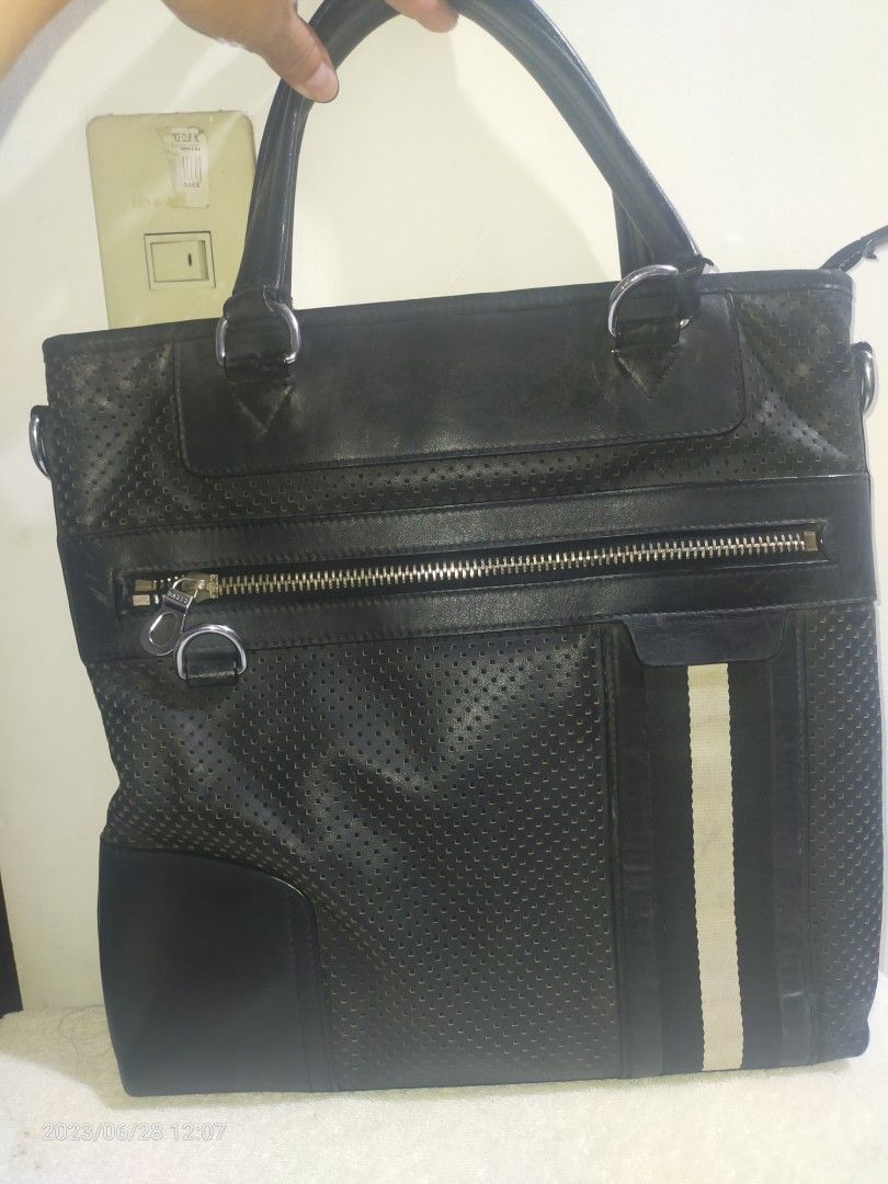 LEATHER DOCUMENT BAG (Category: Briefcases) located in Antipolo. Submitted by simpleluxuries (Listing ID 1240787034, Image 1). Description: ‼️CLOSET CLEARANCE ‼️ PLEASE CHECK PICTURES FOR DETAILS OR YOU MAY SEND MESSAGE FOR ADDITIONAL CONCERNS. ‼️AUTH NOT GUARANTEED‼️ ISSUE: MISSING SLING PLEASE MANAGE EXPECTATIONS AS THIS IS PREOWNED. PAYMENT FIRST PO TAYO ☺️ SHIPPING FEE ON BUYER'S ACCOUNT MOP: GCASH / BPI TRANSFER COURIER: J&T / LBC ‼️RFS: NEE