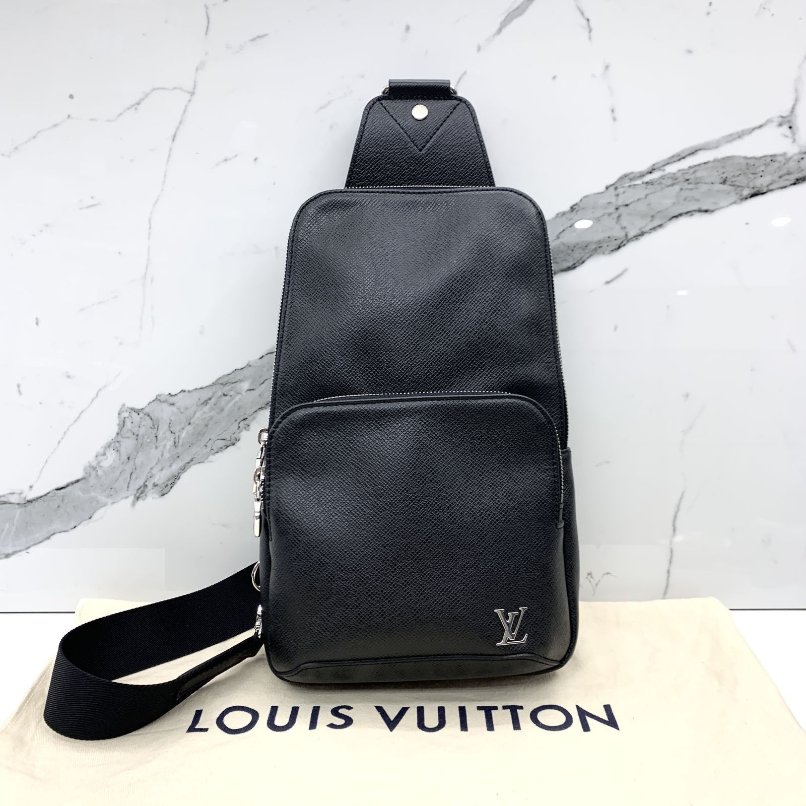 Louis Vuitton Avenue Slingbag NM Black Taiga