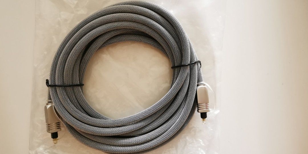 Monoprix Optical Cable (Category: Cables & Adaptors) located in Singapore. Submitted by simonecheeze (Listing ID 1240652664, Image 1). Description: 5 meter in length..