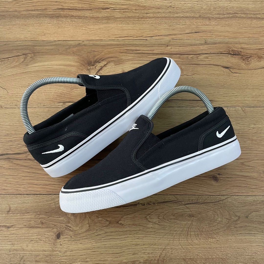 Nike toki slip best sale black white 2