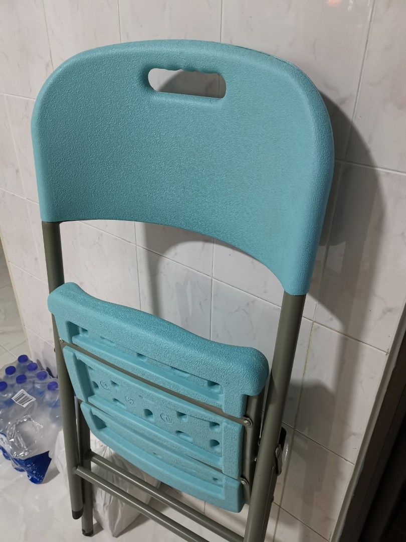 Plastic and foldable chairs of 4