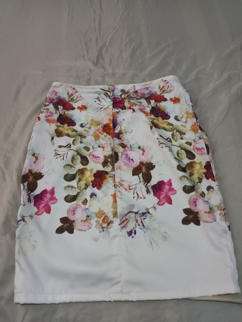 Preloved Silk Skirt (Category: Skirts) located in Quezon City. Submitted by margas_essentials (Listing ID 1240680267, Image 3). Description: Such a lovely and dainty silk skirt Size: Medium (waist line: 30 inches) Zipper closure at the back Preloved but very minimal signs of use No flaw Payment first before shipping Mode of payment: bank transfer or transfer to Paymaya (can transfer from GCash to Paymaya) Shipping fee care of buyer.