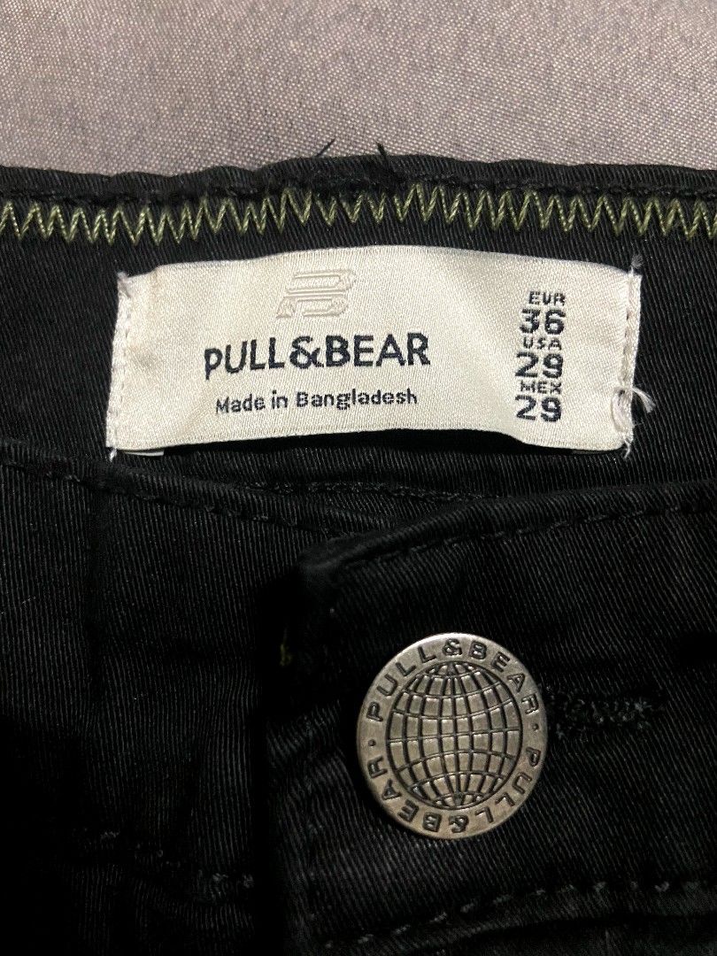 Pull&Bear Black Cargo Style Pants (Category: Joggers) located in Manila. Submitted by .bellalala (Listing ID 1240747938, Image 3). Description: size: 36 (EUR) color: black - brand new - no issue/flaws - with tag note: shipping fees must be shouldered by buyer pls click the "make offer" button before messaging me, so we can exchange review after the transaction MOP: gcash or bank transfer (PSBank) location: malate, manila disclaimer: product's col
