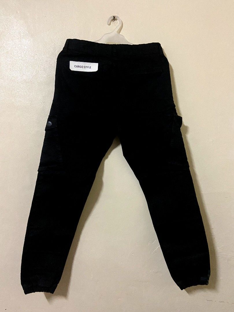 Pull&Bear Black Cargo Style Pants (Category: Joggers) located in Manila. Submitted by .bellalala (Listing ID 1240747938, Image 2). Description: size: 36 (EUR) color: black - brand new - no issue/flaws - with tag note: shipping fees must be shouldered by buyer pls click the "make offer" button before messaging me, so we can exchange review after the transaction MOP: gcash or bank transfer (PSBank) location: malate, manila disclaimer: product's col
