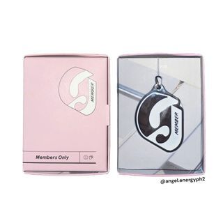 [SOLD OUT] Glossier ~  Rare Members only Keychain