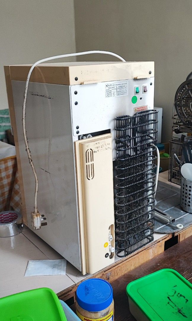 Superfine shop water dispenser