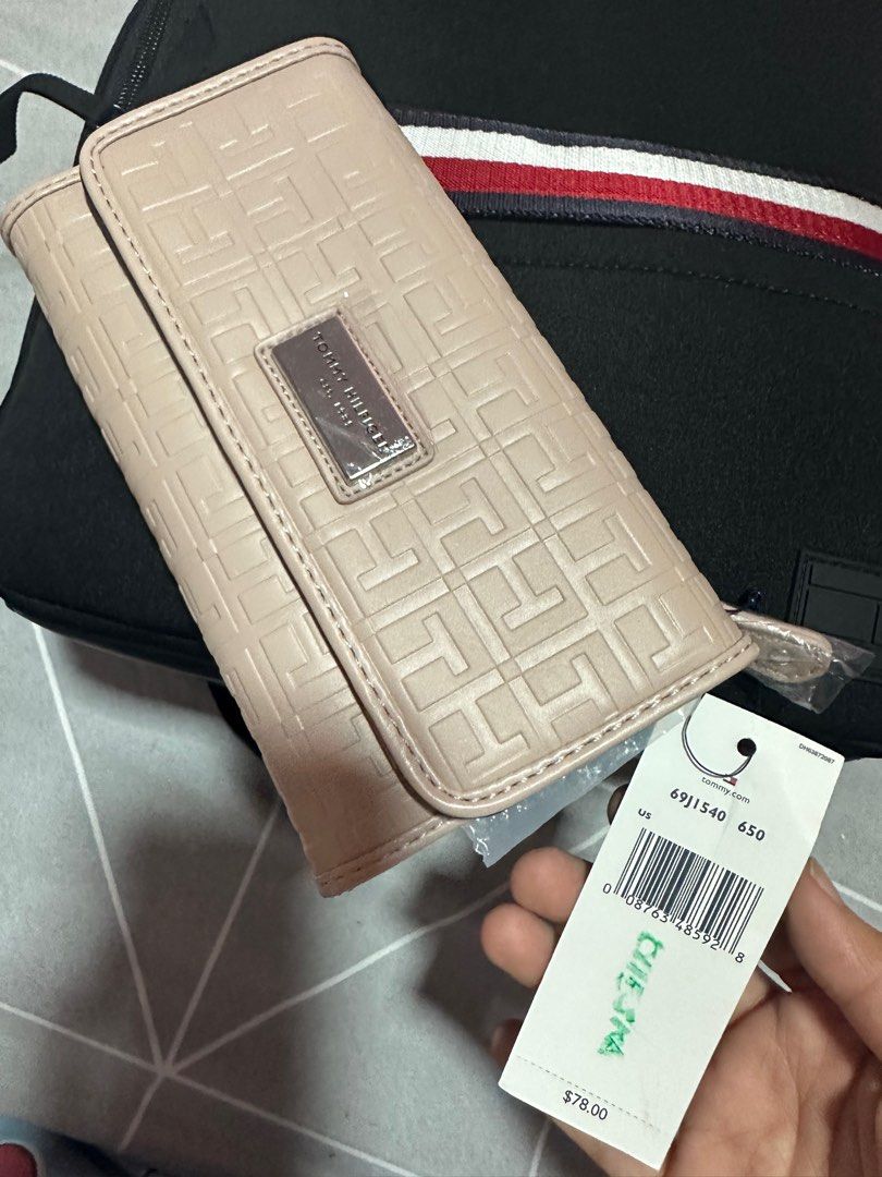 Tommy hilfiger wallet (Category: Wallets & Card holders) located in Pasig City. Submitted by cjdlcmp (Listing ID 1240729673, Image 1). Description: Og price: 78 usd or 4360 php.